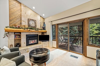Charming Townhouse on Burgess Creek, Sauna, Winter Shuttle