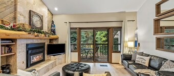 Charming Townhouse on Burgess Creek, Sauna, Winter Shuttle