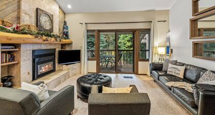 Charming Townhouse on Burgess Creek, Sauna, Winter Shuttle