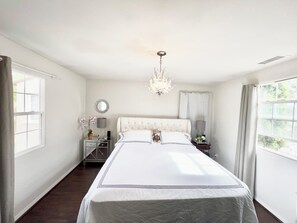 3 habitaciones, tabla de planchar con plancha, wifi y ropa de cama 