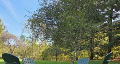 Pet-friendly cottage bordering Shawnee State Forest. Minutes from Shawnee State Park, Roosevelt Lake, Turkey Creek Lake, nature center, and hiking trails.