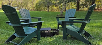 Pet-friendly cottage bordering Shawnee State Forest. Minutes from Shawnee State Park, Roosevelt Lake, Turkey Creek Lake, nature center, and hiking trails.