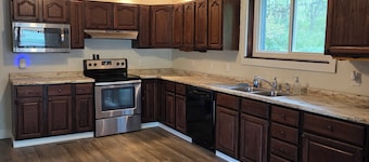 Pet-friendly cottage bordering Shawnee State Forest.  Minutes from Shawnee State Park, Roosevelt Lake, Turkey Creek Lake, nature center, and hiking trails.