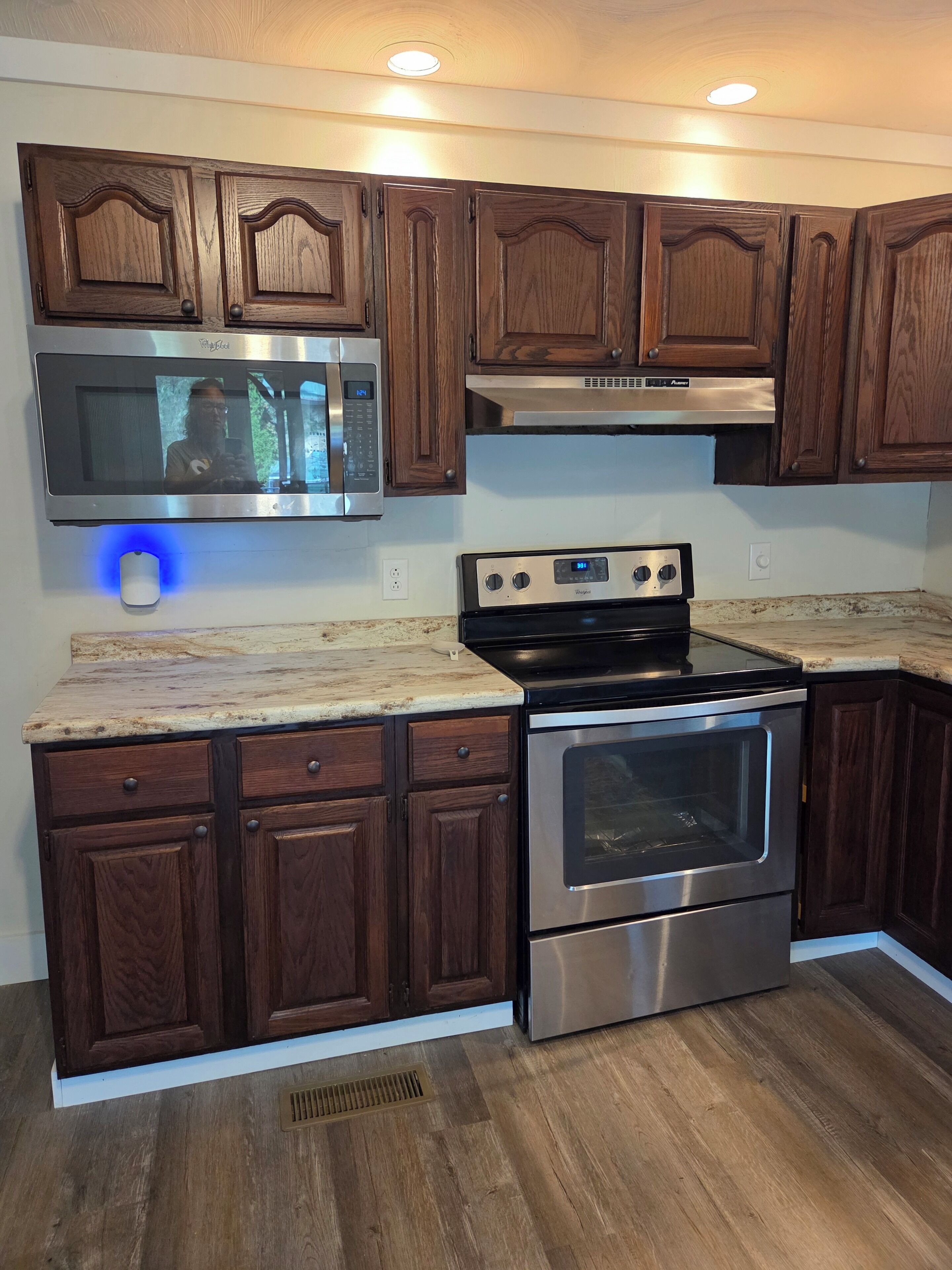 Jääkaappi, mikroaaltouuni, uuni, liesi