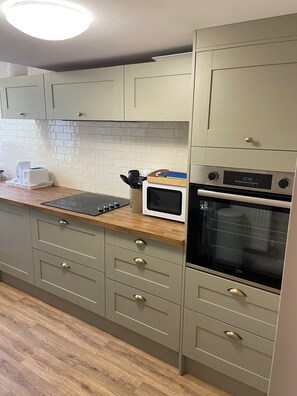 Mikrobølgeovn, ovn og kokeplater