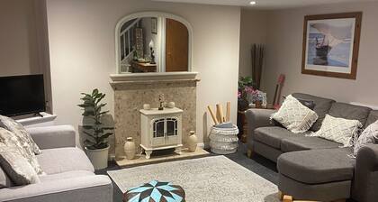 Perfect location cottage in Peel centre