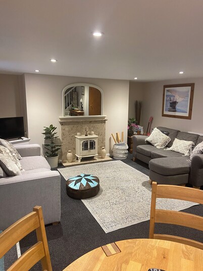 Perfect location cottage in Peel centre