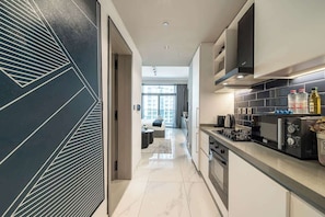 Kjøleskap, mikrobølgeovn, ovn og kokeplater