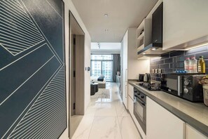 Réfrigérateur, micro-ondes, four, plaque de cuisson