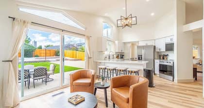 Modern Western Retreat Pet Friendly 4 Bed 2 Bath