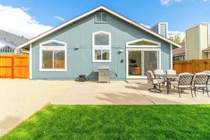 Outdoor dining - Modern Western Retreat Pet Friendly 4 Bed 2 Bath (Reno)