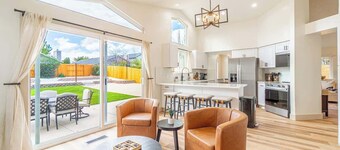 Modern Western Retreat Pet Friendly 4 Bed 2 Bath