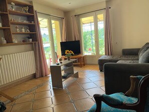 Televisio, takka, kirjoja