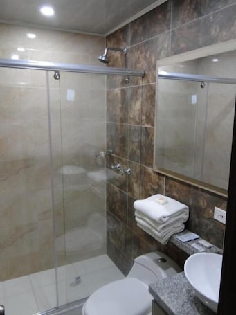 Combined shower/tub, towels, soap, shampoo. Hotel Esmeralda Plaza