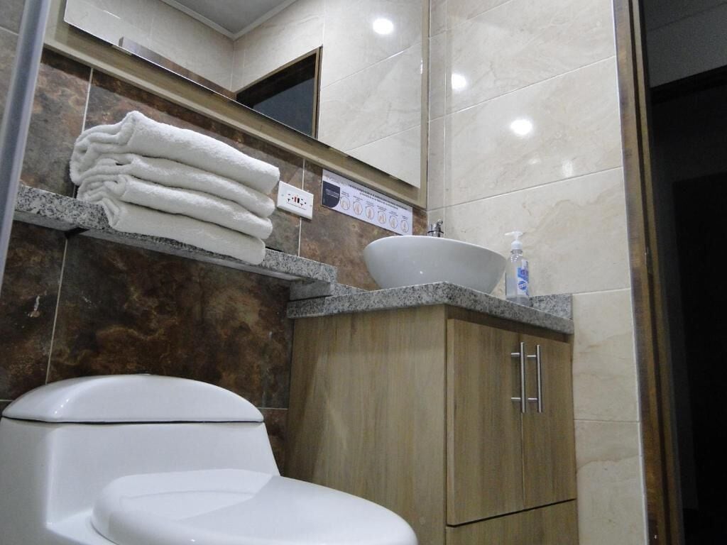 Kombinert dusj/badekar, håndklær, såpe og sjampo