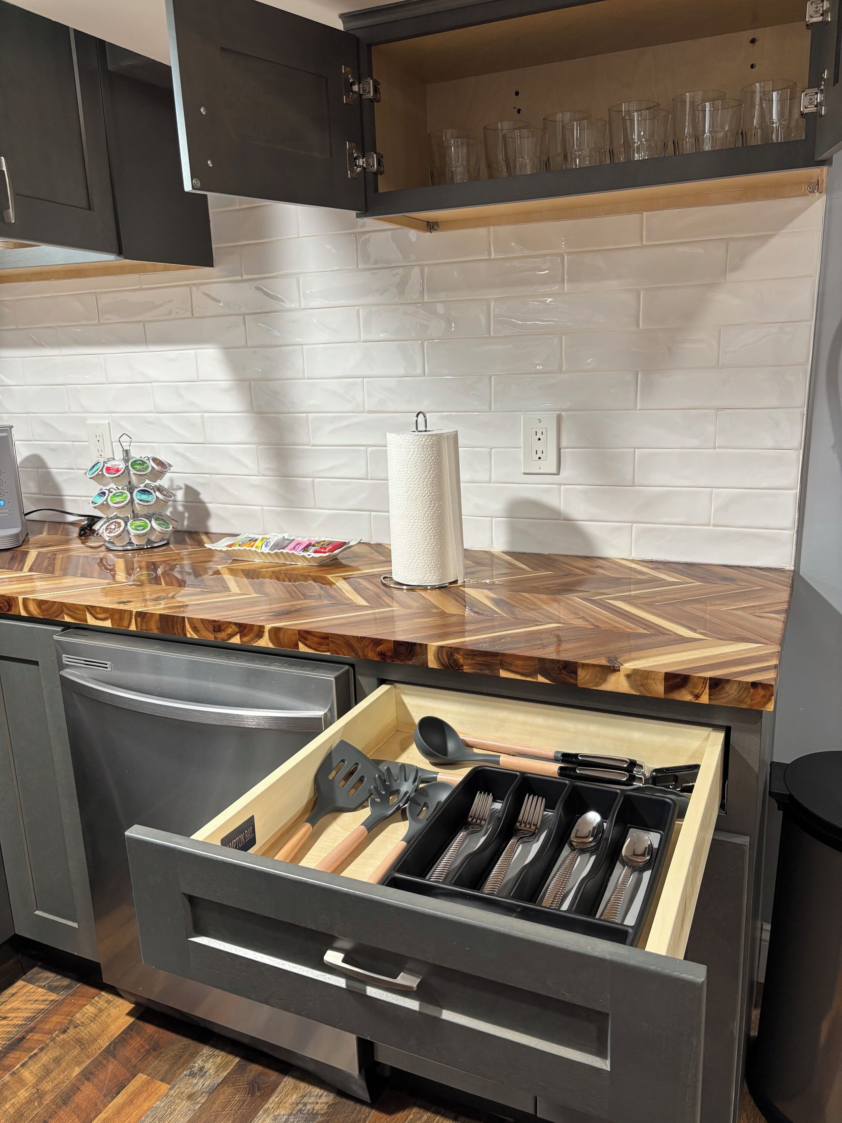 Fridge, microwave, stovetop, dishwasher