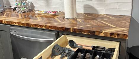 Kühlschrank, Mikrowelle, Herdplatte, Geschirrspüler