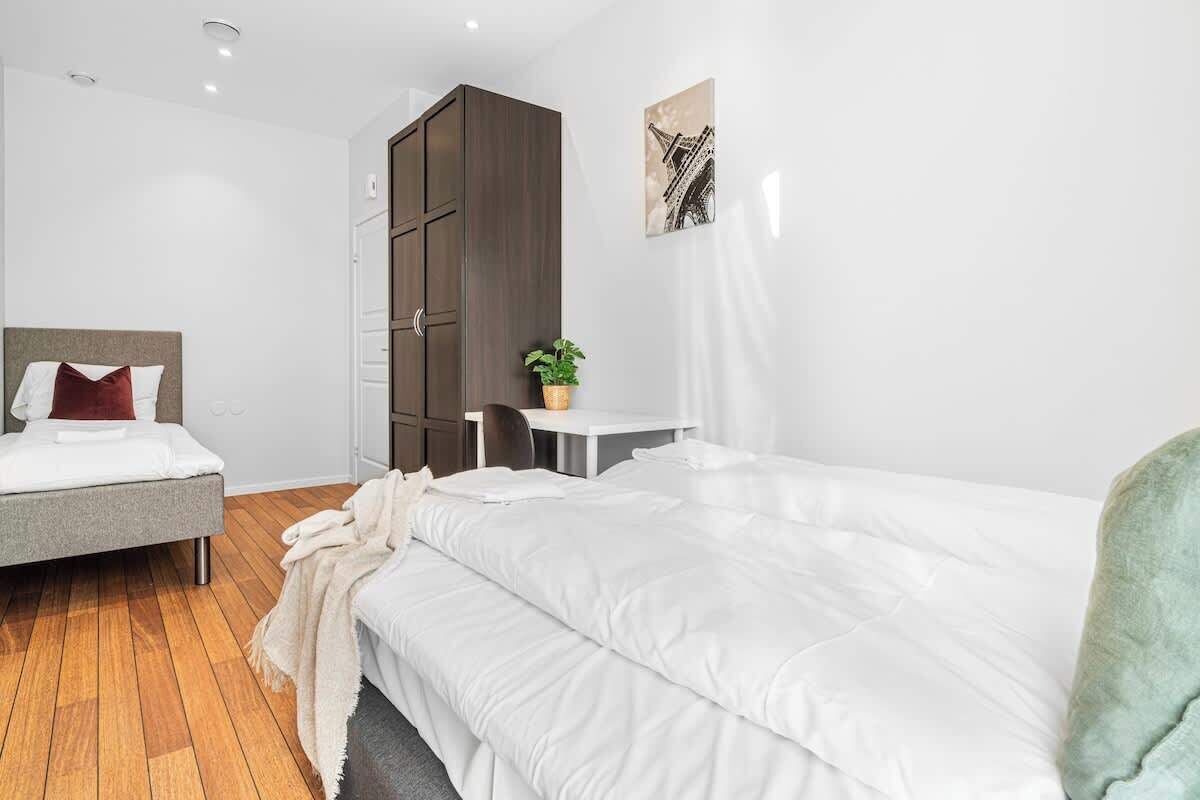 2 bedrooms, travel cot, bed sheets