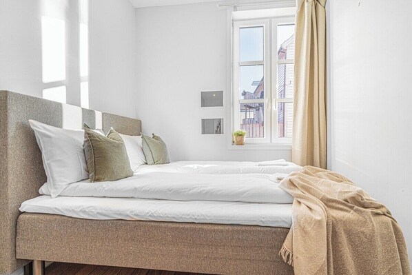 Travel cot, bed sheets