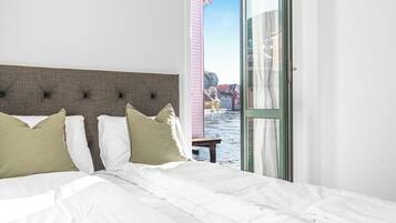 Cuna de viaje y ropa de cama