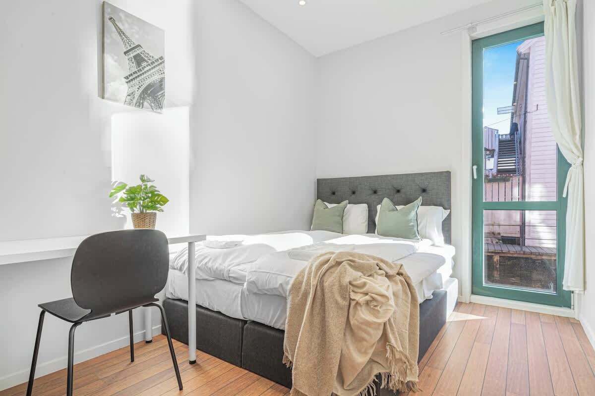 2 bedrooms, travel cot, bed sheets