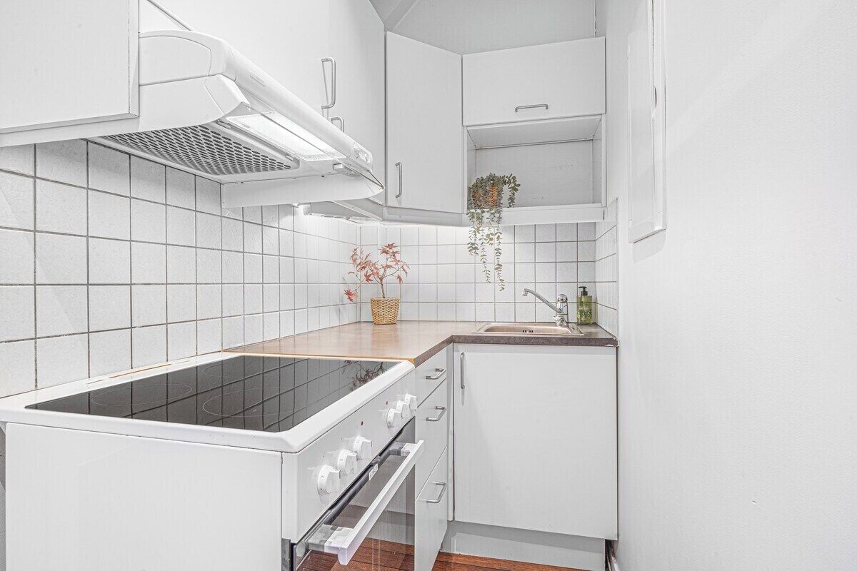 Fogão, cooktop, lava-louças, talheres/pratos/utensílios de cozinha