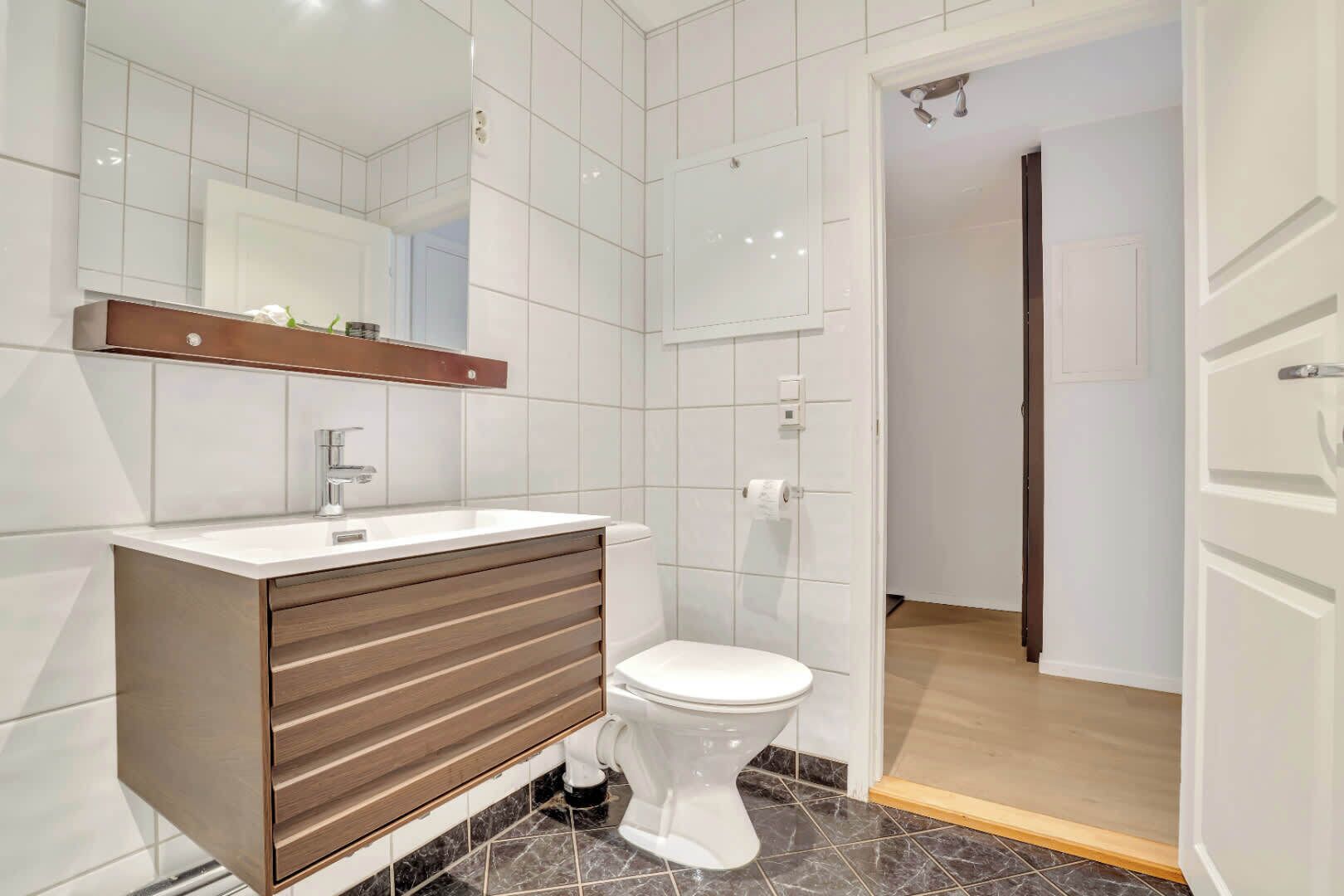 Dusj, hårføner og håndklær