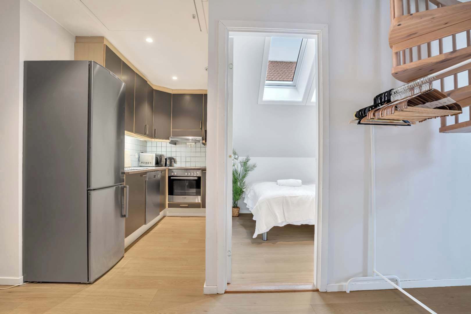 Frigorífico, microondas, horno y placa de cocina