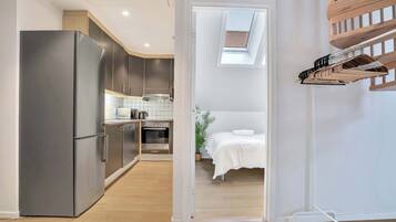 Frigorífico, microondas, horno y placa de cocina