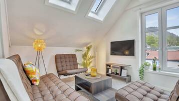 Una televisión, una oficina