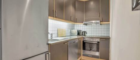 Frigorífic, microones, forn i placa de cuina