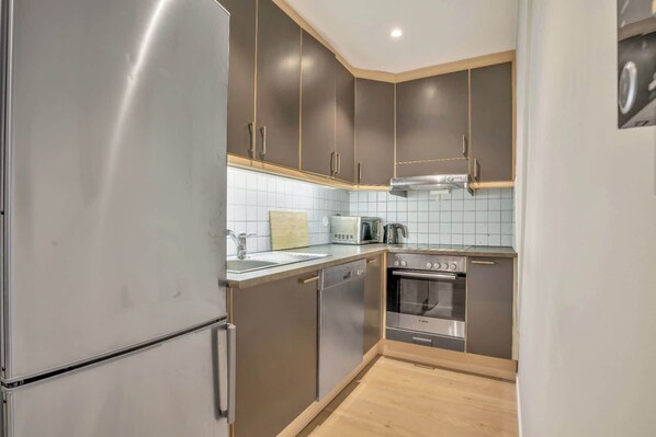 Kühlschrank, Mikrowelle, Ofen, Herdplatte