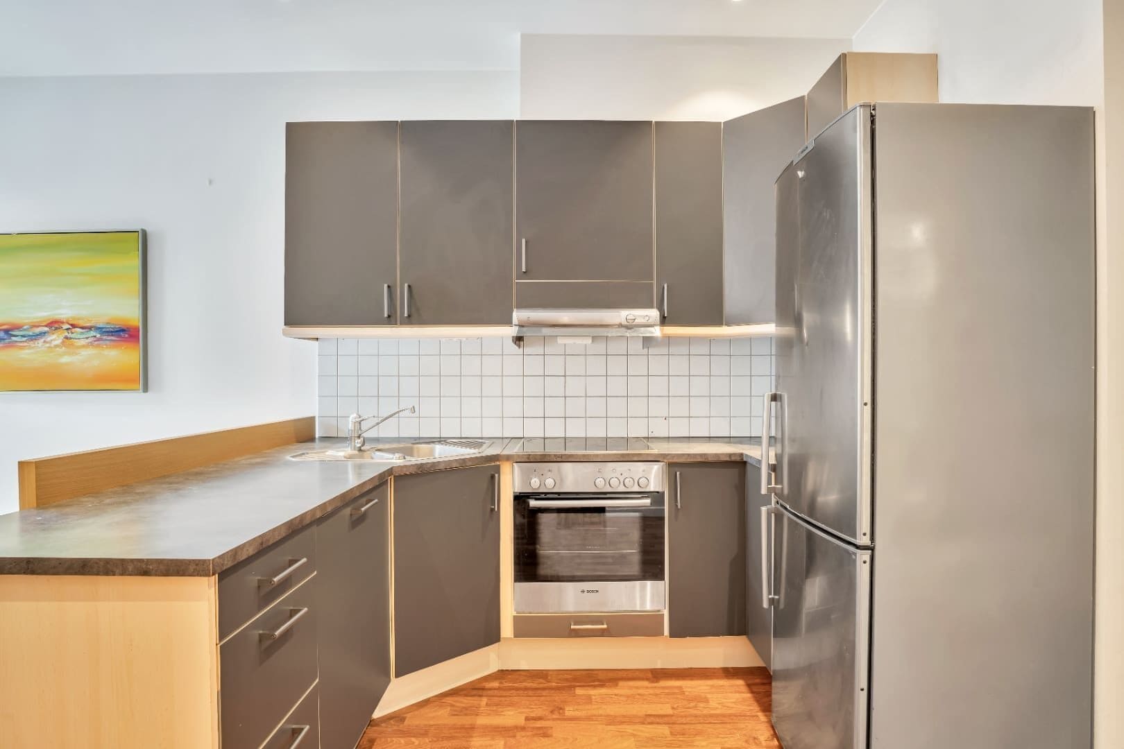 Kjøleskap, mikrobølgeovn, ovn og kokeplater