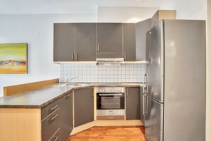 Een koelkast, een microgolfoven, een oven, een kookplaat