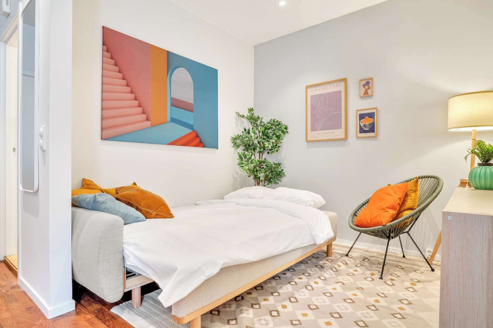 Desk, iron/ironing board, WiFi, bed sheets