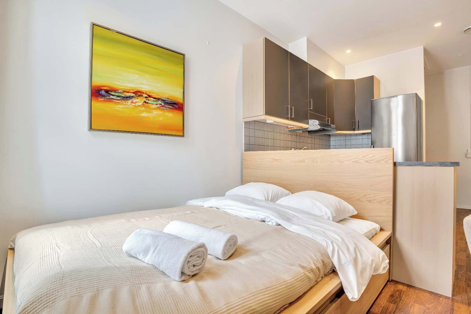 Desk, iron/ironing board, WiFi, bed sheets