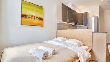 Desk, iron/ironing board, WiFi, bed sheets