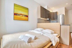 Escritorio, tabla de planchar con plancha, wifi y ropa de cama 