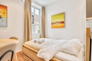 Een bureau, een strijkplank/strijkijzer, wifi, beddengoed