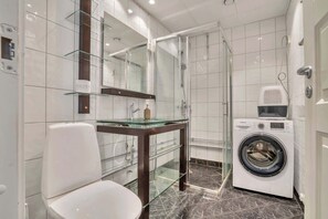 Ducha, secador de pelo, toallas y champú