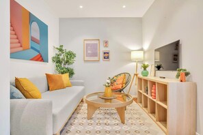 Televisión y oficina 