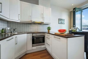 Réfrigérateur, four à micro-ondes, un four, surface de cuisson