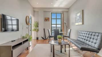 Een televisie en een kantoor