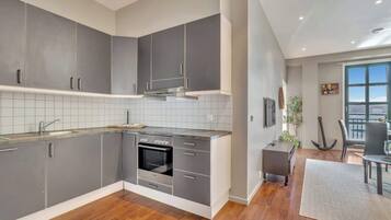 Fridge, oven, stovetop, dishwasher