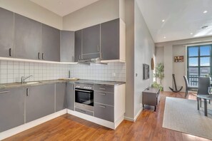 Fridge, oven, stovetop, dishwasher
