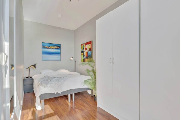 Desk, iron/ironing board, WiFi, bed sheets