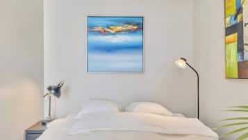 Escritorio, tabla de planchar con plancha, wifi y ropa de cama