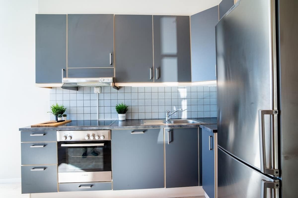 Frigorífico, horno, placa de cocina y lavavajillas