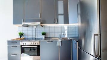 Frigorífico, horno, placa de cocina y lavavajillas