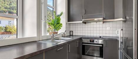 Jääkaappi, uuni, liesi, astianpesukone